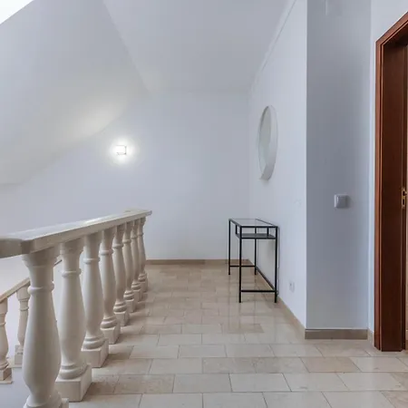 Hidden Garden Near The Castle Обидуш