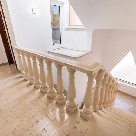 Hidden Garden Near The Castle Обидуш